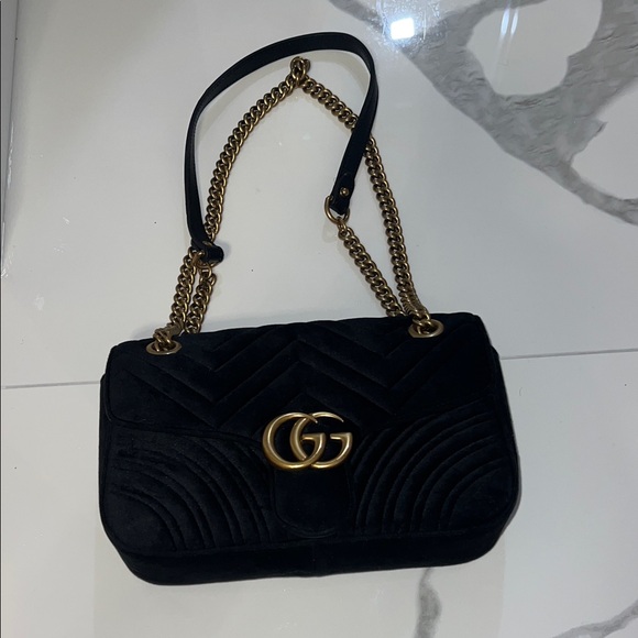 Luxurious Black Quilted Shoulder Bag with Gold Accents - Picture 1 of 5